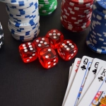 Винтажные карты и фишки blackjack на классическом зеленом сукне казино