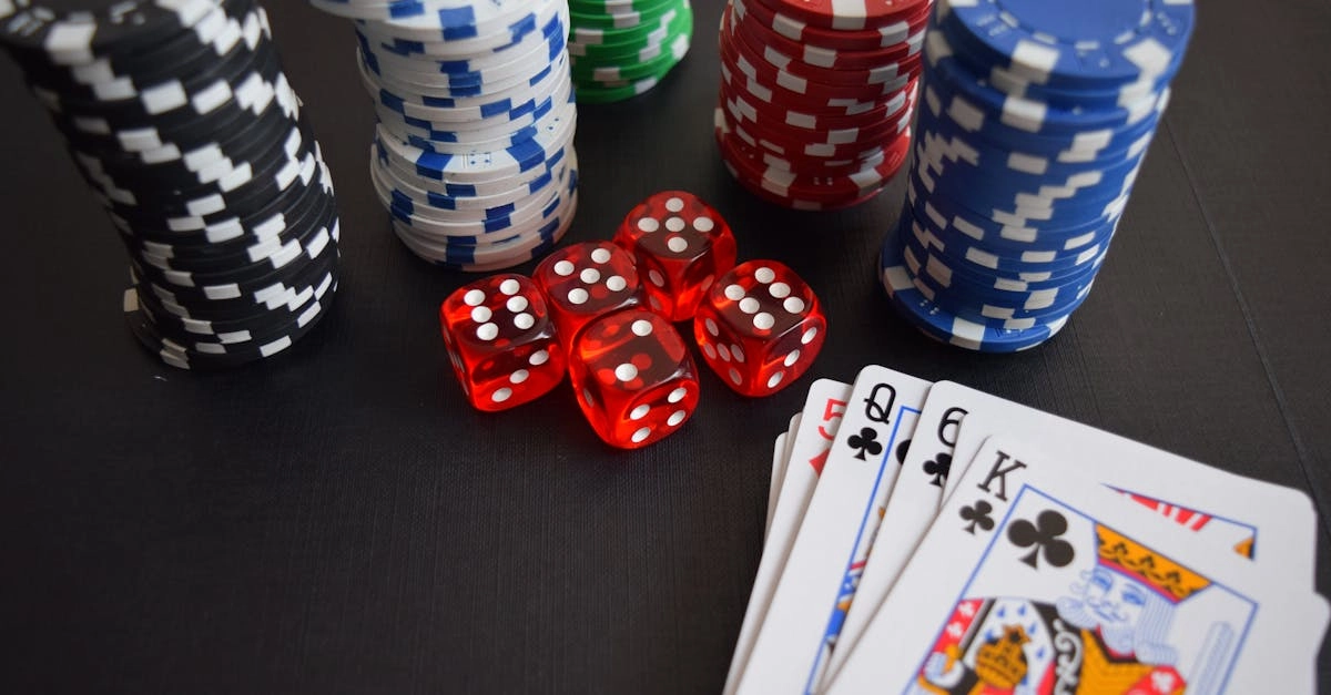 Винтажные карты и фишки blackjack на классическом зеленом сукне казино